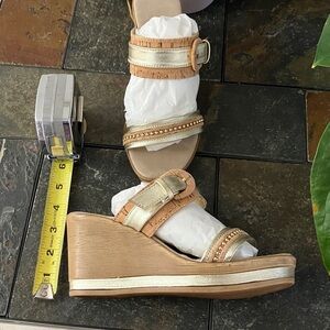Onex Style Ronnie Women’s Metallic Gold Cork Wedge Sandals size 7 NWT